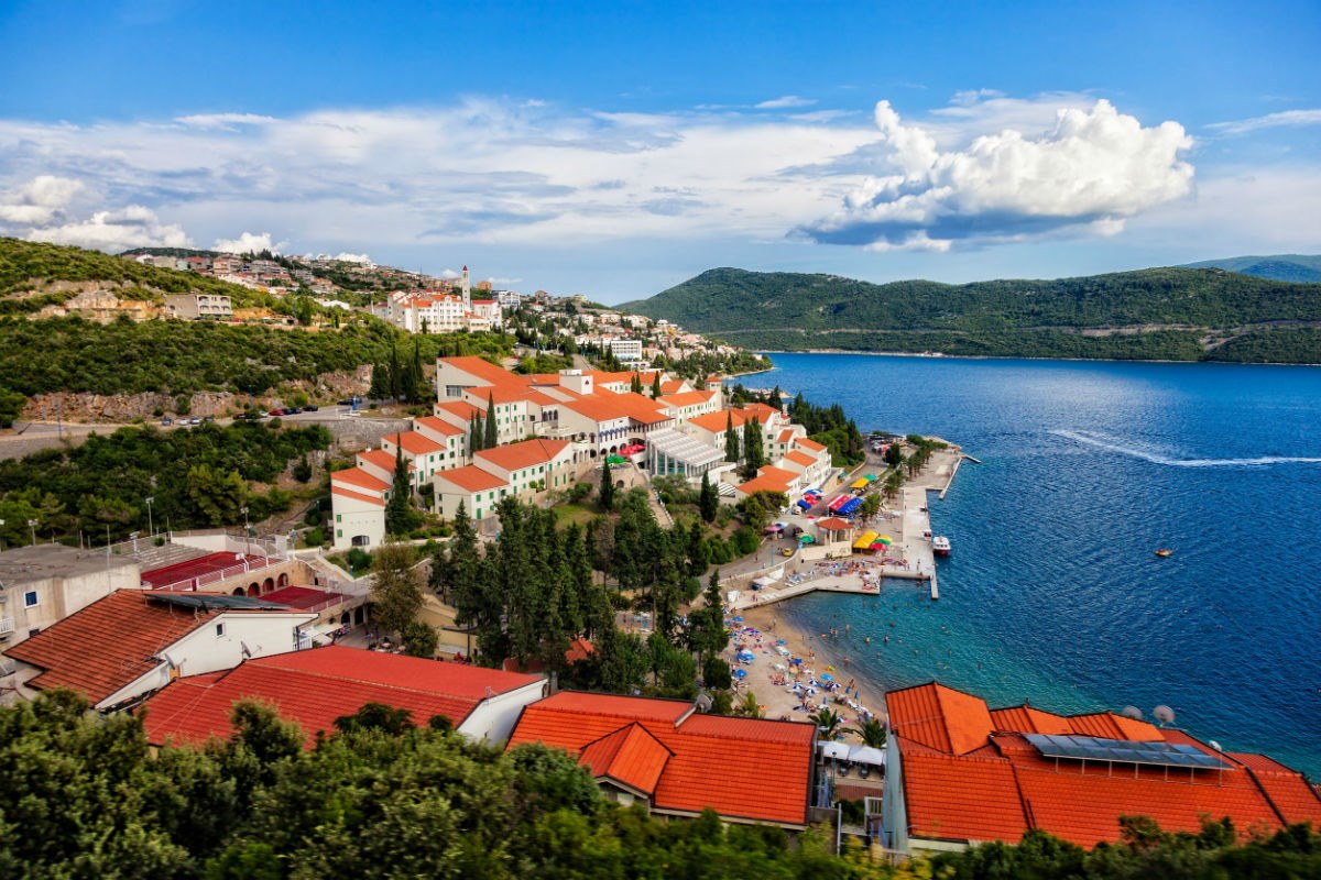 Ulovljena narkomanka koja je krala u Neumu: "Da mi nije bilo prijatelja, bacio bih je preko ograde"