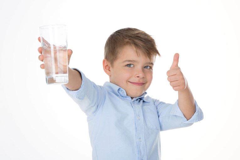 Što napraviti kada dijete ne želi piti vodu?