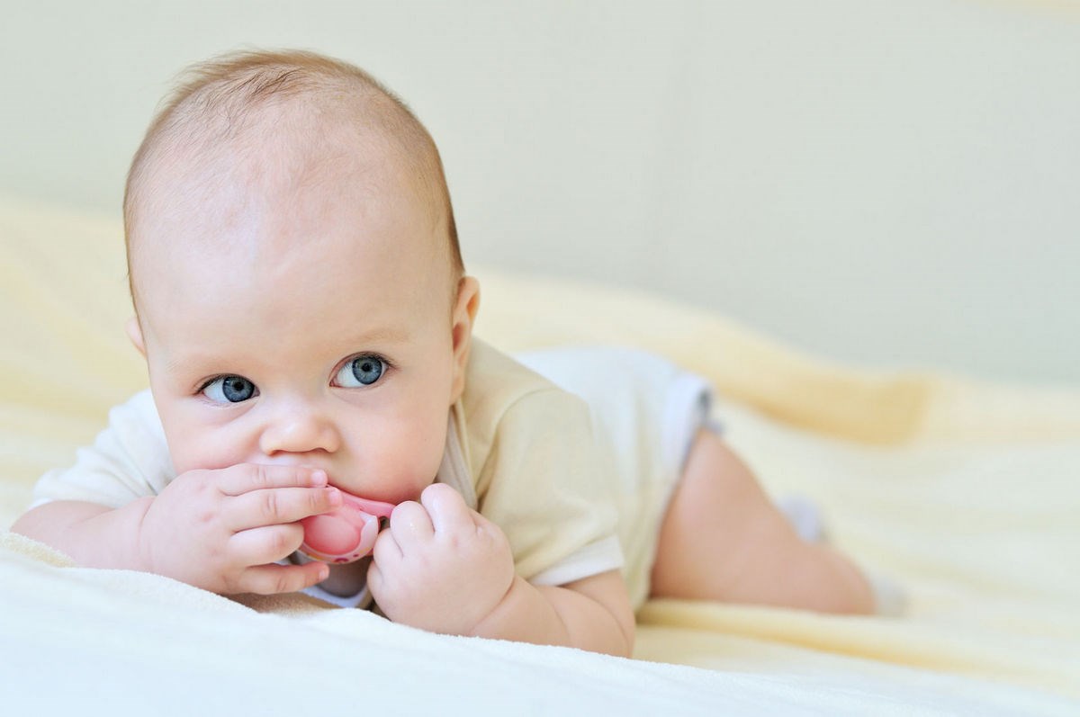 Znate li za nova pravila za bebe - dajte im i dude i kikiriki i pastu s fluorom!