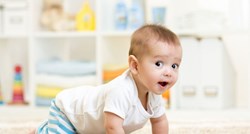 Kada bebe počinju puzati te kako ih potaknuti ako je potrebno?