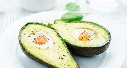 Savršeno zdrav doručak – pečena jaja u avokadu