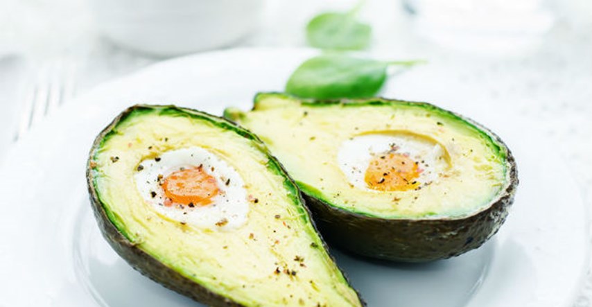 Savršeno zdrav doručak – pečena jaja u avokadu