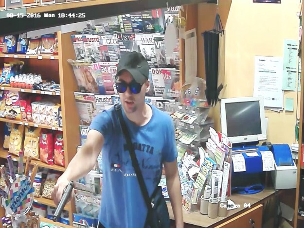 FOTO Zagrebačka policija traži naoružanog lopova koji je orobio trgovinu - jeste li ga vidjeli?