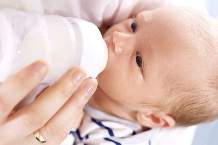 Sve što trebate znati o hranjenju beba na bočicu