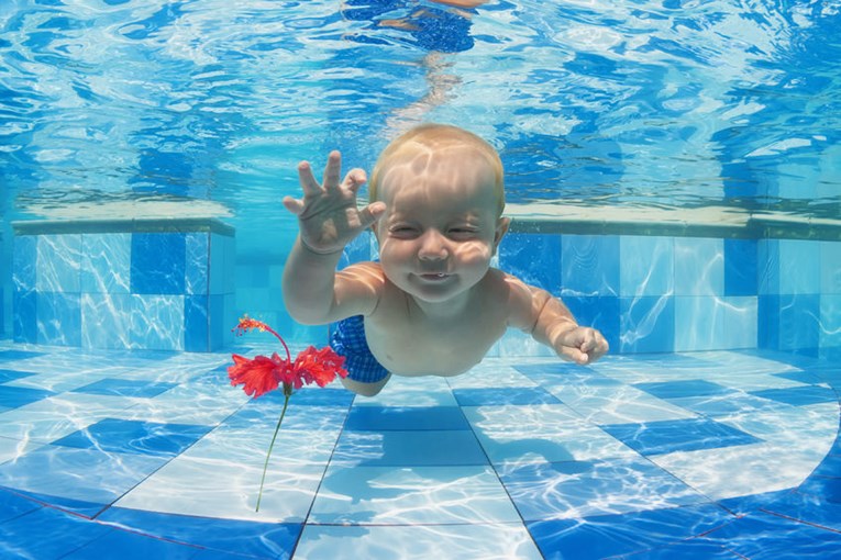 Svi vi nevjerni Tome pogledajte kako je lako bebe naučiti plivati