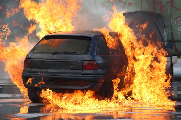 Mladi piroman iz Rijeke zapalio dva automobila