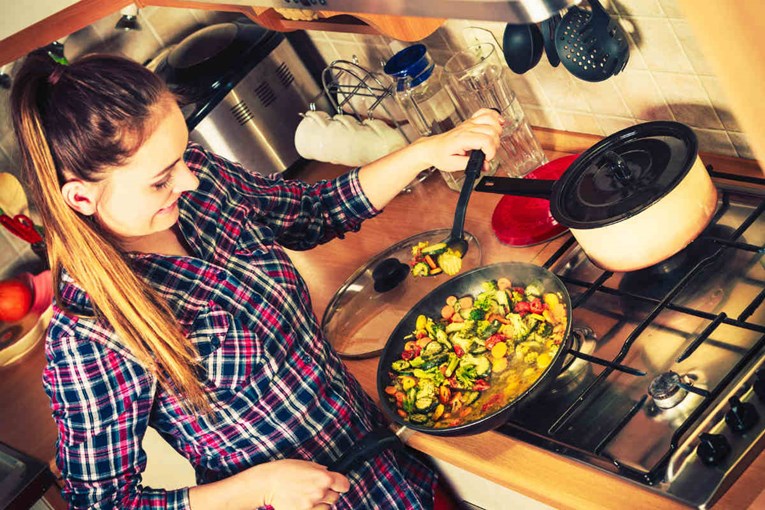 Kemikalije iz prehrambene ambalaže, kuhinjskih tava i odjeće pospješuju debljanje