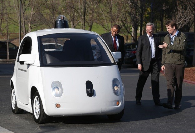 Googleov auto može skoro sve sam, no jedno još ipak ne