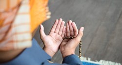 Njemačka škola učenicima muslimanima zabranila pomagala za molitvu, kažu da je to provokativno
