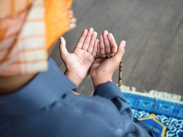 Njemačka škola učenicima muslimanima zabranila pomagala za molitvu, kažu da je to provokativno