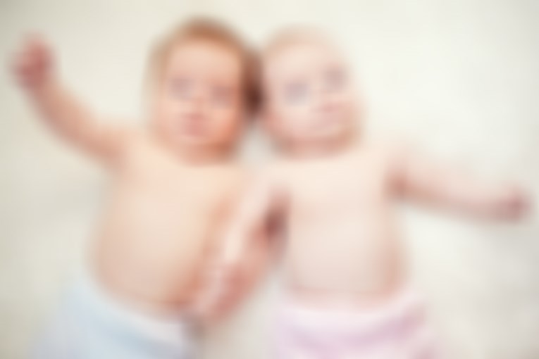 Monstruozni zločin u Štrpcu: Otac izbo blizance stare 40 dana - jedna beba preminula, druga kritično