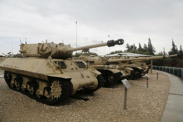 Amerikanci donirali BiH borbena vozila: "Ova vas vozila neće odvesti u NATO preko noći"