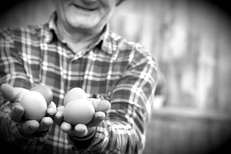 Uskršnja priča o djedici s velikim, bijelim jajima