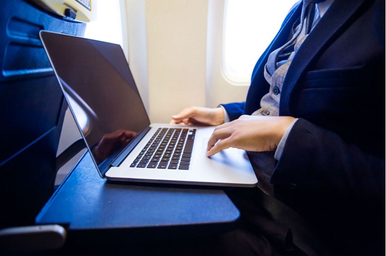 PANIKA ZBOG TERORIZMA Američke vlasti planiraju u svim avionima zabraniti laptope