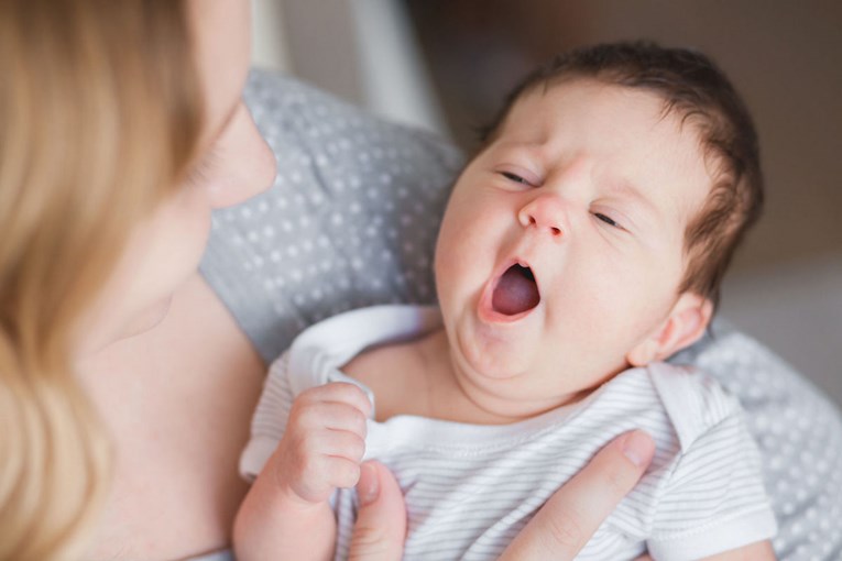 Zašto nije dobro da beba spava cijelu noć