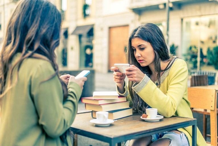 Čak trećina mladih na internetu komunicira s osobama koje ne poznaje