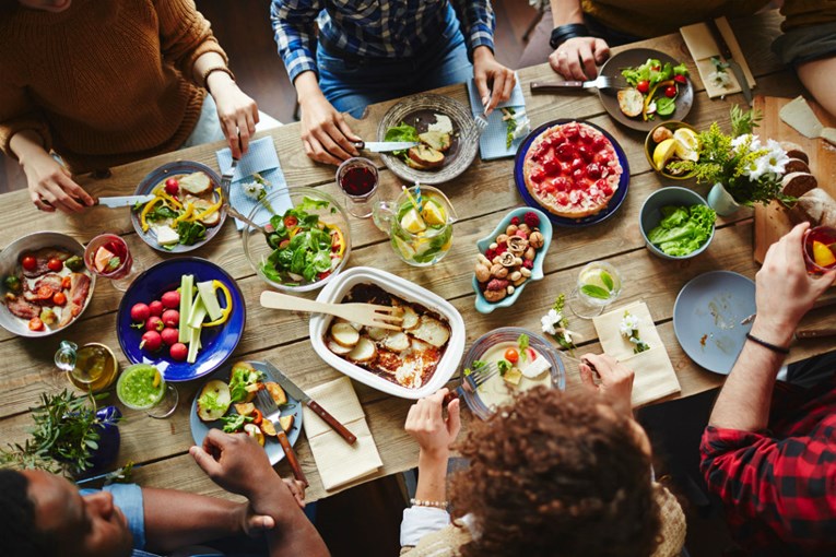 Ako želite biti mršaviji i zdraviji, je li bolje da jedete sami ili u društvu?