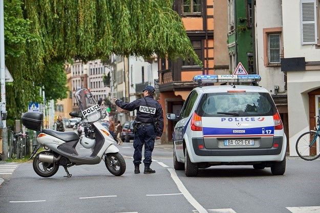 Francuska: Psihički bolesnik ubo nožem rabina uz povike "Allahu ekber"