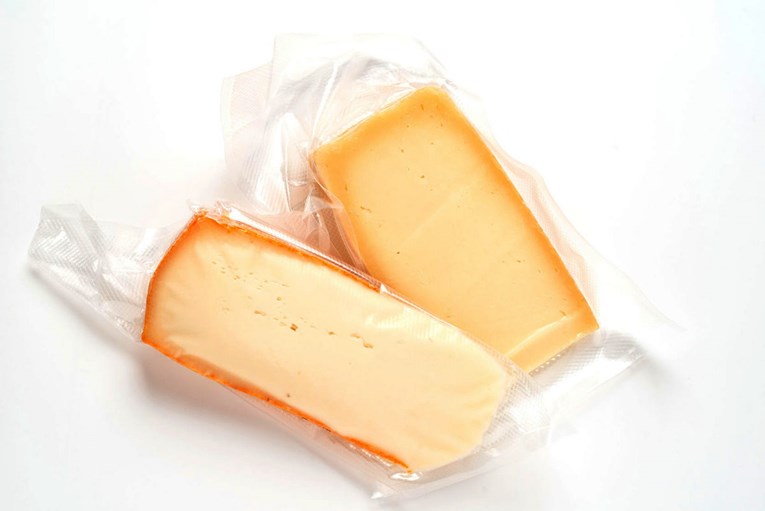 Prestanite čuvati sir u plastičnim folijama, ovo je puno zdraviji način