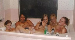 FOTO Fotka pet golih žena u kadi postala je hit iz krivog razloga, vidite li što ne valja na njoj?
