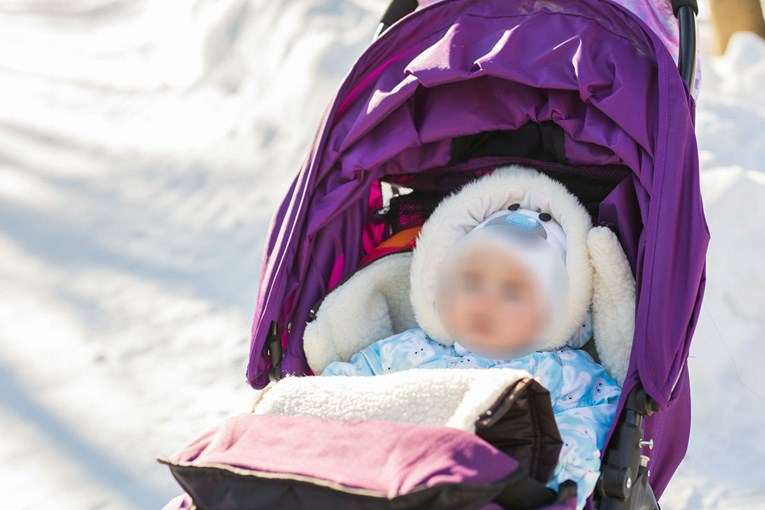 Roditelji u Bosanskoj Gradiški otišli u kafić, bebu ostavili u kolicima na snijegu i hladnoći