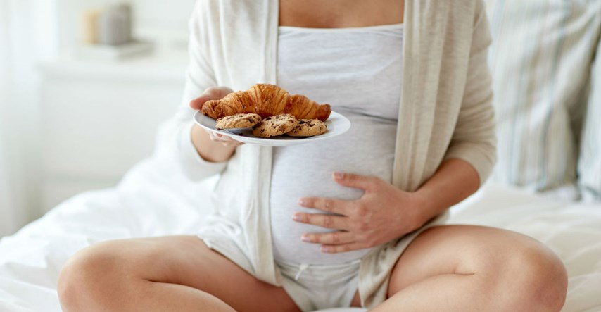 Jesti za dvoje, pogotovo u početku trudnoće, nije dobro  za bebu