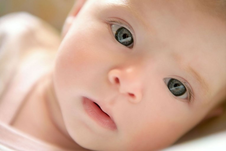 Zašto se mijenja boja bebinih očiju?