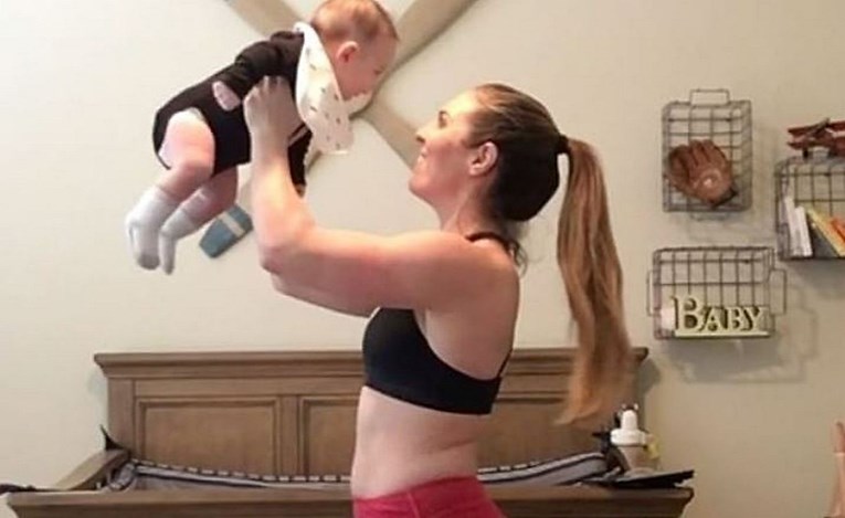 10 različitih vježbi za kućni trening s bebom