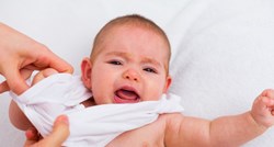 Što činiti kada beba plače dok je presvlačite?