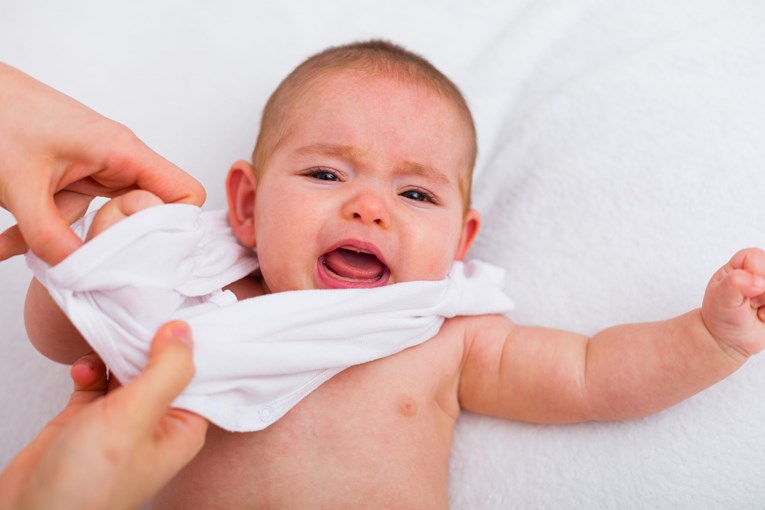 Što činiti kada beba plače dok je presvlačite?