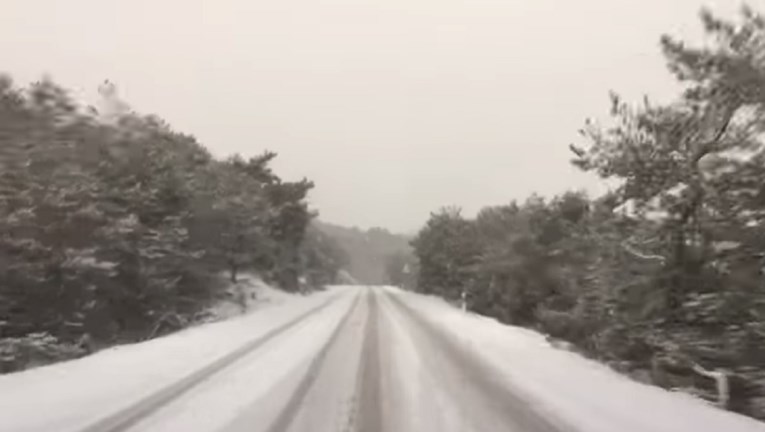 Na dijelovima Brača palo 10-ak centimetara snijega, pogledajte snimku