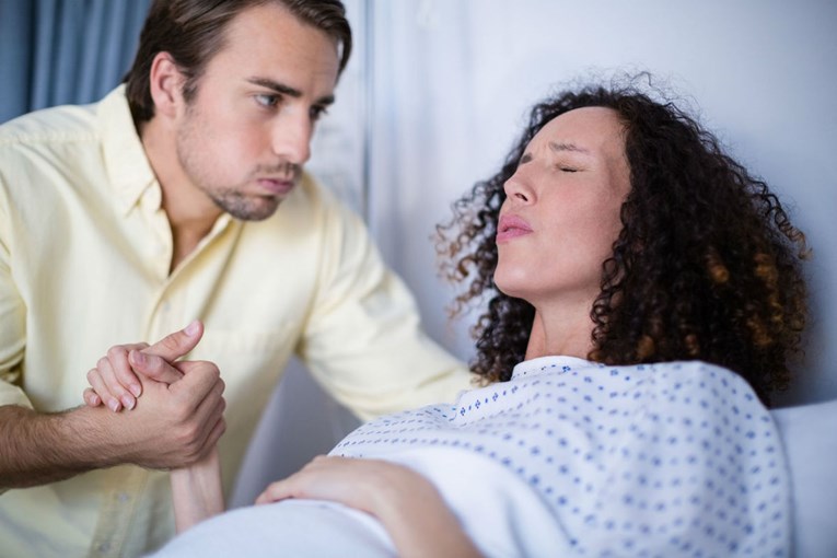 Držanje za ruku evidentno smanjuje bol tijekom poroda