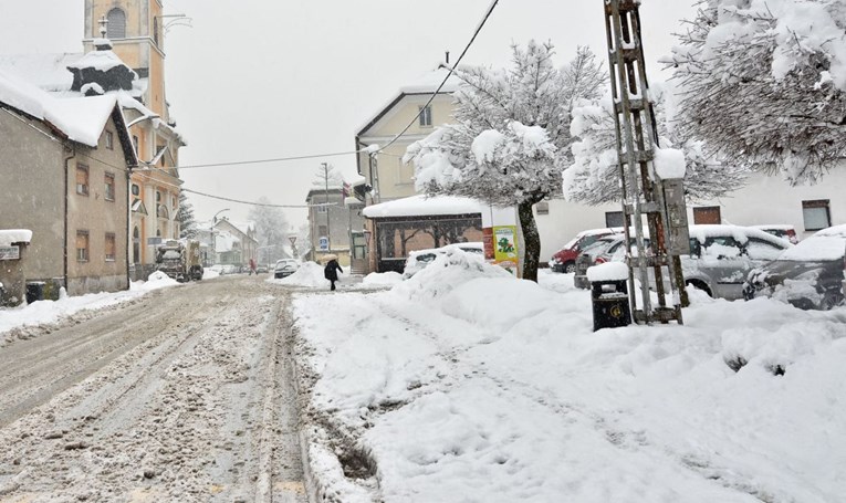Snijeg i jaki vjetar stvaraju probleme u Sloveniji, zatvorena luka Koper