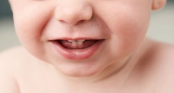 Pomozite bebi kod izbijanja prvih zubića