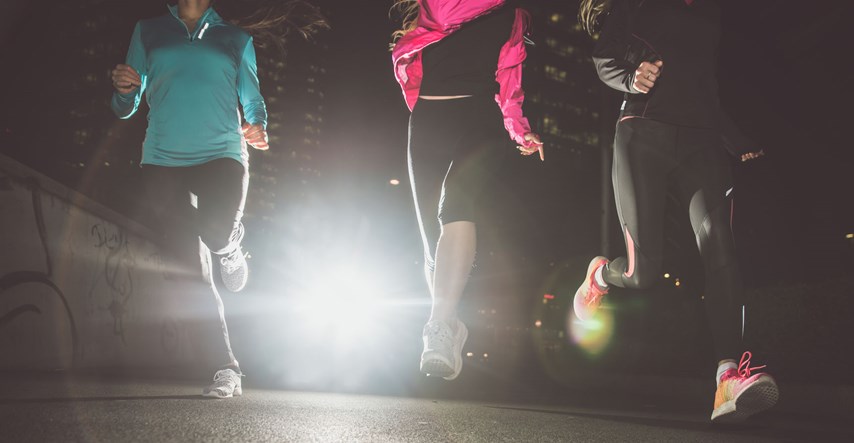 Čini li nas mrkli mrak doista bržim trkačima?