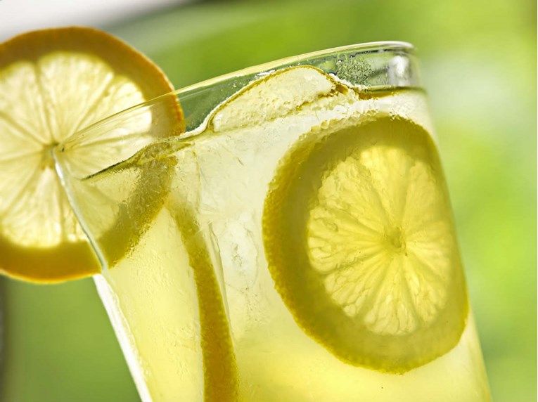Mitovi o vodi s limunom u koje trebate prestati vjerovati