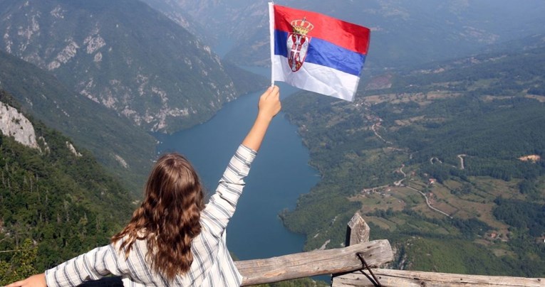 U onom besmislenom izboru najljepše zastave Srbi su dokazali da su bar duplo luđi od Hrvata