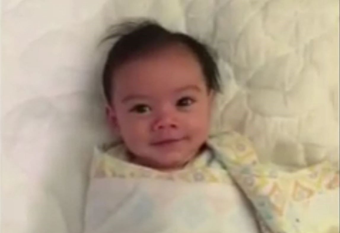 Malac obožava swaddling, a svaki put kad ga odmotaju on baš mora napraviti ovo