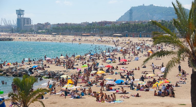 Migranti se iskrcali na prepunoj plaži u španjolskom ljetovalištu, kupači šokirani