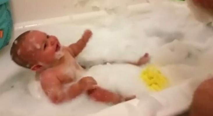 Kada tata kupa beba zarazi cijeli svijet