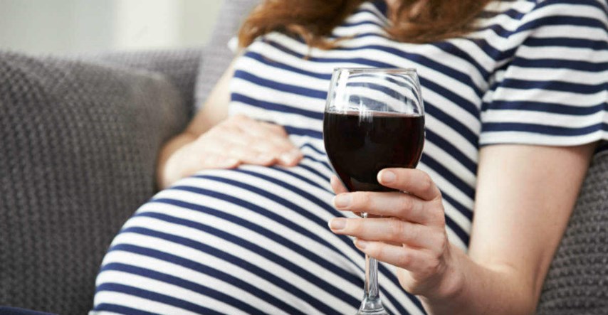 Prema rezultatima ankete trećina žena u Hrvatskoj smatra da čaša vina u trudnoći ne škodi njihovoj bebi