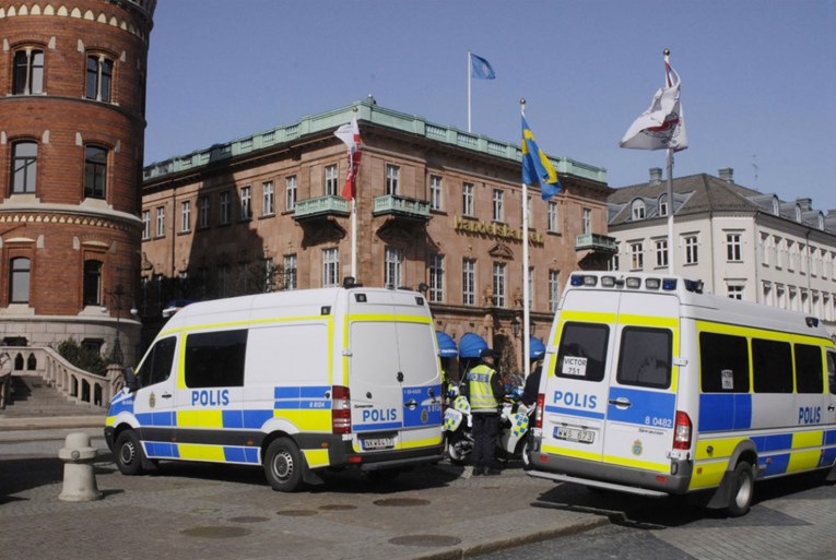 Policajac uboden u vrat u Stockholmu, u tijeku velika potjera za napadačem