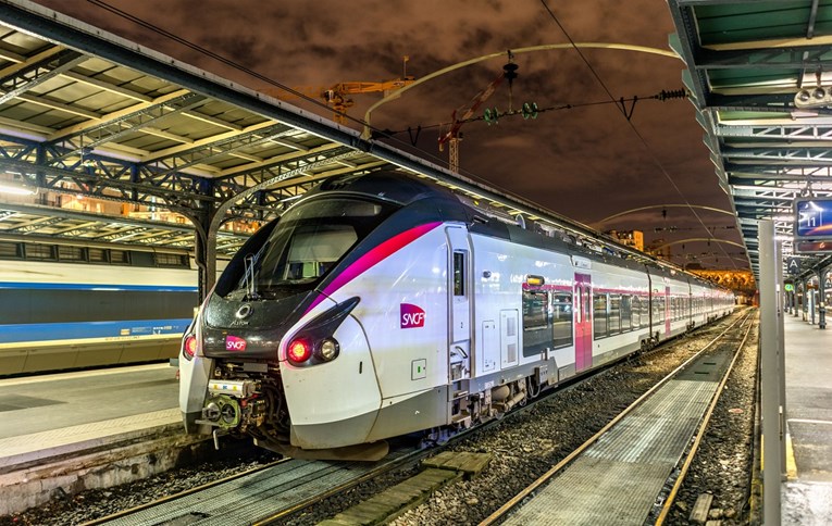 Francuska zaposlenicima državnih željeznica ukida ugovore na neodređeno