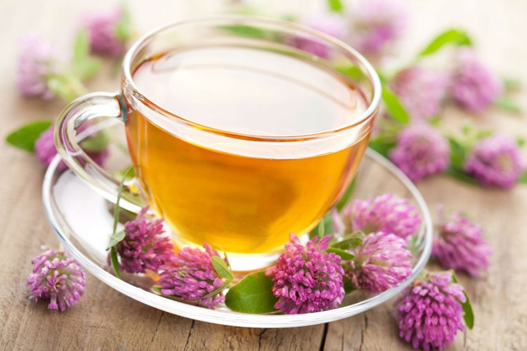Slavne dame obožavaju čaj od 3 sastojka koji nemilosrdno uništava masnoće