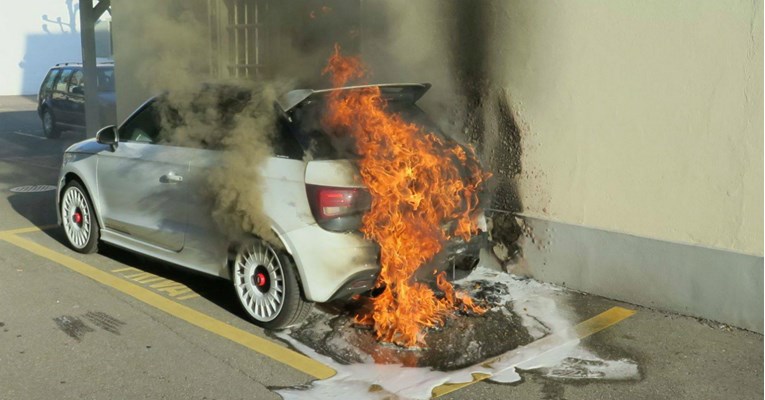 Super rijetki Audi nestao u plamenu