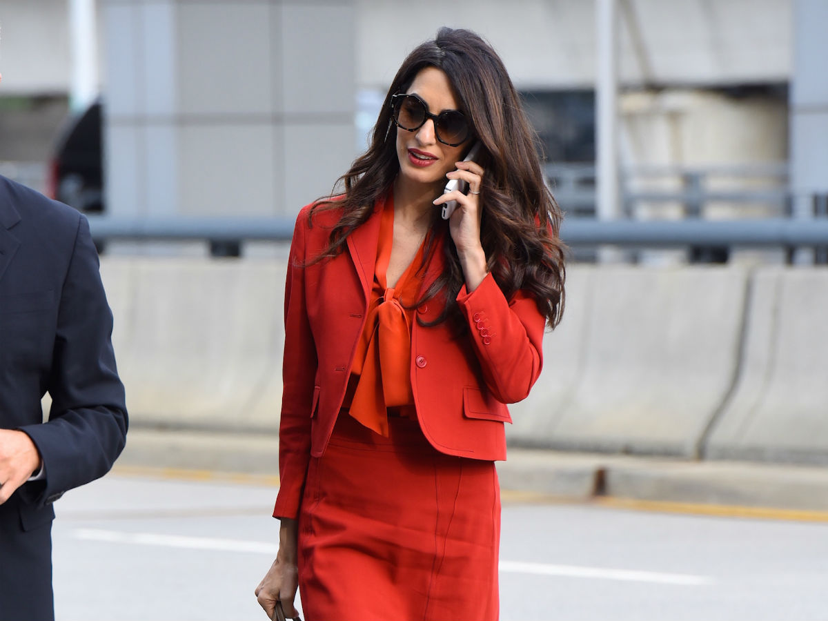Besprijekorna elegancija: Ni Amal Clooney nije odoljela hit boji jeseni