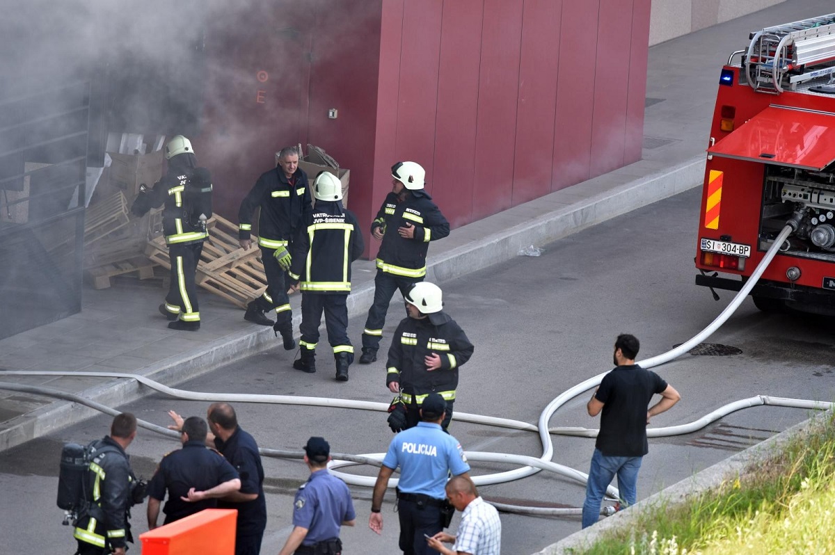 U trgovačkom centru u Šibeniku izbila dva požara, pogledajte fotografije