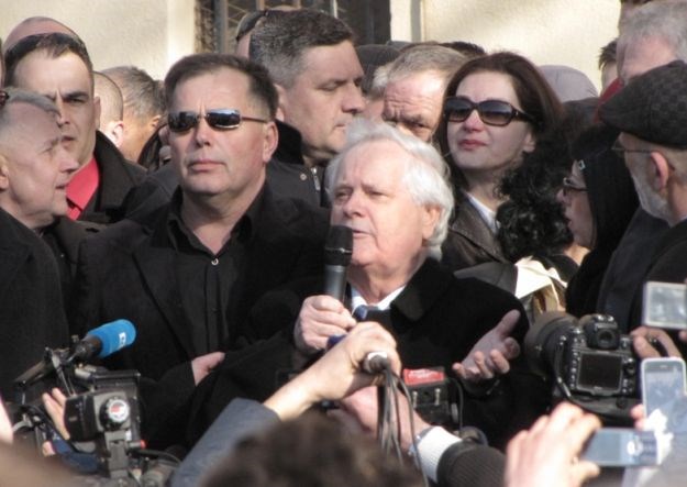 Ratni zločinac Fikret Abdić Babo preuzeo mandat načelnika, Bošnjaci bojkotirali svečanost