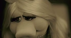 Miss Piggy kao Adele u parodiji spota za "Hello"