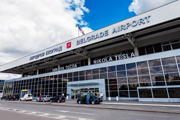 Drama na aerodromu u Beogradu, muškarac razbio bocu i prerezao si vrat